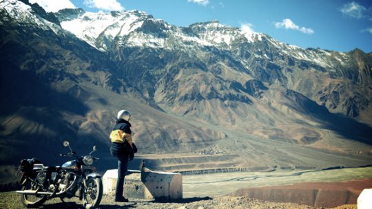 Royal enfield dans les vallées désertes du Spiti - Voyage moto du Kinnaur au Spiti, Himachal pradesh, Inde, Himalaya