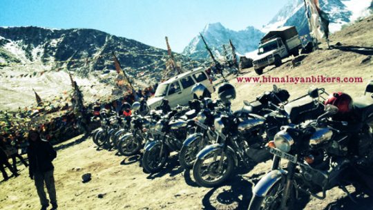 Royal Enfield au col du Kumzum La au Spiti - Voyage moto du Kinnaur au Spiti, Himachal pradesh, Inde, Himalaya